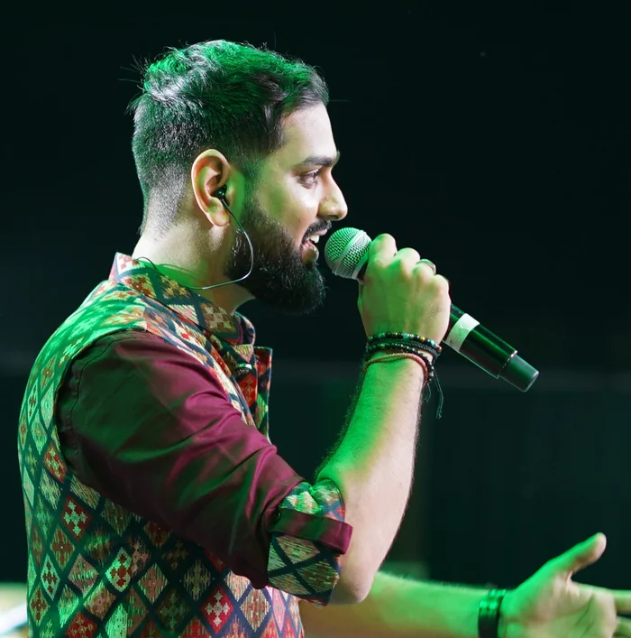 Dakshant Vaishnav performing live